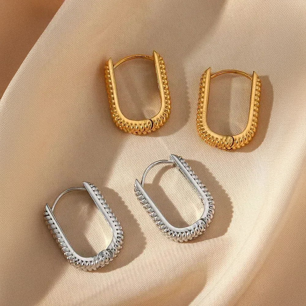 Kaëra | Oval Hoop Earrings in Contemporary Style