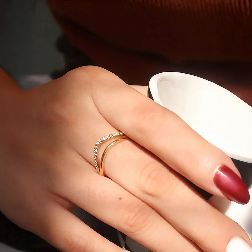 Luména | Wave Ring with Sparkling and Sophisticated Design