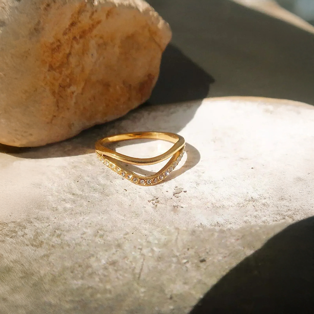 Luména | Wave Ring with Sparkling and Sophisticated Design