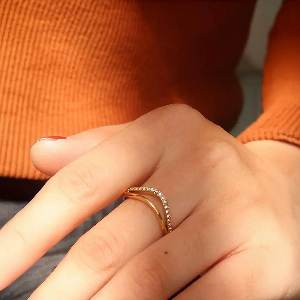Luména | Wave Ring with Sparkling and Sophisticated Design